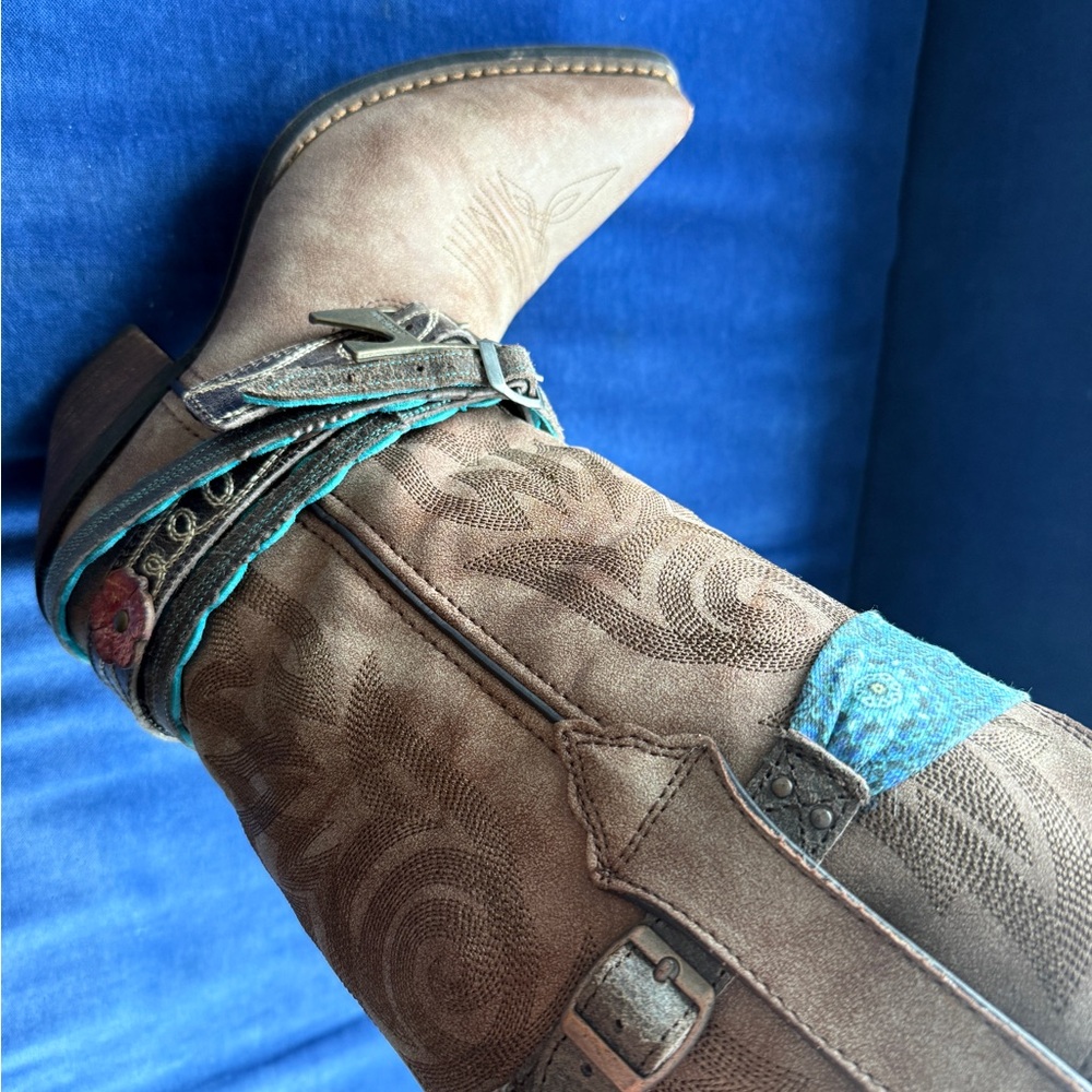 Durango Brown Heeled Boots with Embroidered Details - Picture 6 of 8